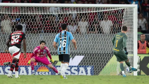 RJ – RIO DE JANEIRO – 31/08/2025 – BRASILEIRO A 2025, FLAMENGO X GREMIO – Tiago Volpi goleiro do Gremio cobra penalti durante partida contra o Flamengo no estadio Maracana pelo campeonato Brasileiro A 2025. Foto: Jorge Rodrigues/AGIF