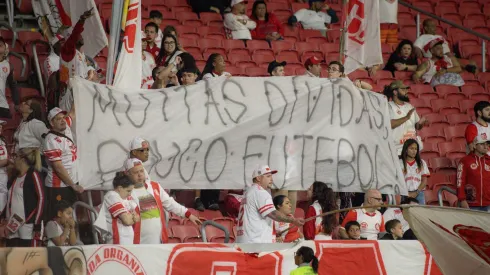 RS – PORTO ALEGRE – 31/08/2025 – BRASILEIRO A 2025, INTERNACIONAL X FORTALEZA – Torcida do Internacional protesta durante partida contra Fortaleza no estadio Beira-Rio pelo campeonato Brasileiro A 2025. Foto: Maxi Franzoi/AGIF