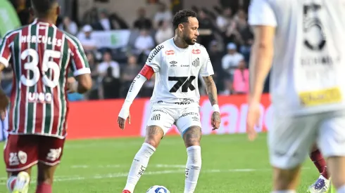 SP – SANTOS – 31/08/2025 – BRASILEIRO A 2025, SANTOS X FLUMINENSE – Neymar jogador do Santos durante partida contra o Fluminense no estadio Vila Belmiro pelo campeonato Brasileiro A 2025. Foto: Jota Erre/AGIF