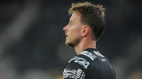 RJ – RIO DE JANEIRO – 14/08/2025 – COPA LIBERTADORES 2025, BOTAFOGO X LDU – Neto goleiro do Botafogo durante aquecimento antes da partida contra o LDU no estadio Engenhao pelo campeonato Copa Libertadores 2025. Foto: Thiago Ribeiro/AGIF