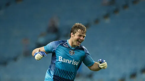 PORTO ALEGRE – RS – 08/10/2014 – BRASILEIRO A 2014/GREMIO X SPORT – Tiago do Gremio comemora gol de Alan Ruiz contra o Sport pelo Campeonato Brasileiro A 2014 na Arena do Gremio. Foto: Ramiro Furquim/AGIF