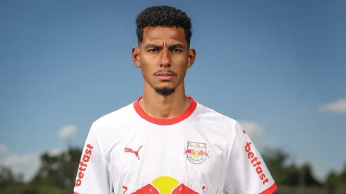 Foto de Ari Ferreira/Red Bull Bragantino – Alix Vinícius durante apresentação no Botafogo.