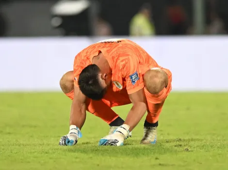 Rochet, goleiro do Internacional, machuca o joelho a serviço do Uruguai