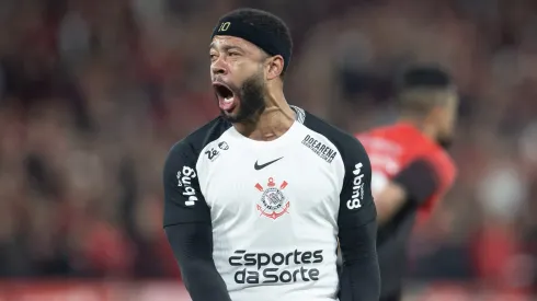 PR – CURITIBA – 27/08/2025 – COPA DO BRASIL 2025, ATHLETICO-PR X CORINTHIANS – Memphis jogador do Corinthians lamenta durante partida contra o Athletico-PR no estadio Arena da Baixada pelo campeonato Copa Do Brasil 2025. Foto: Hedeson Alves/AGIF