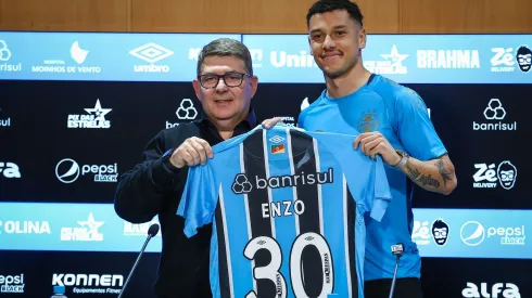 Enzo, lateral do Grêmio, é apresentado oficialmente