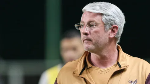 Odair Hellmann tem dúvidas para montar o Athletico-PR contra o Corinthians