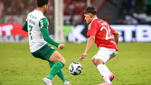 RS – PORTO ALEGRE – 16/04/2025 – BRASILEIRO A 2025, INTERNACIONAL X PALMEIRAS – Alexandro Bernabei jogador do Internacional durante partida contra o Palmeiras no estadio Beira-Rio pelo campeonato Brasileiro A 2025. Foto: Maxi Franzoi/AGIF