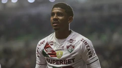 John Kennedy jogador do Fluminense reclama com a arbitragem durante partida contra o Juventude no estAdio Alfredo Jaconi pelo campeonato Copa Do Brasil 2024. Foto: Thiago Vasconcelos Dos Santos/AGIF