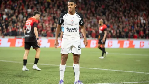 Gui Negao jogador do Corinthians comemora seu gol durante partida contra o Athletico-PR no estadio Arena da Baixada pelo campeonato Copa Do Brasil 2025.
