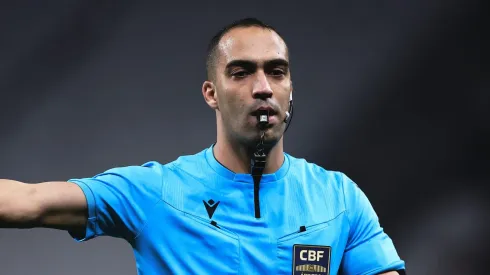 Árbitro anulou o gol do Athletico após análise no VAR.