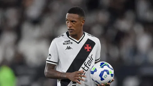 Robert Renan converteu o pênalti da classificação do Vasco.