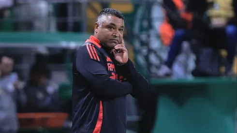 SP – SAO PAULO – 13/09/2025 – BRASILEIRO A 2025, PALMEIRAS X INTERNACIONAL – Roger Machado tecnico do Internacional durante partida contra o Palmeiras no estadio Arena Allianz Parque pelo campeonato Brasileiro A 2025. Foto: Ettore Chiereguini/AGIF