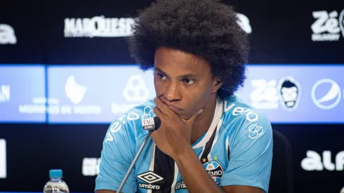RS – PORTO ALEGRE – 09/09/2025 – GREMIO, APRESENTACAO DE WILLIAN E ENZO – Willian fala aos jornalista durante sua apresentacao oficial como jogador do Gremio em coletiva de imprensa realizada no Arena do Gremio. Foto: Maxi Franzoi/AGIF