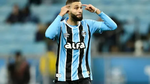 PORTO ALEGRE, BRAZIL – JUNE 12: Wagner Leonardo of Gremio gestures during the match between Gremio and Corinthians as part of Brasileirao 2025 at Arena do Gremio on June 12, 2025 in Porto Alegre, Brazil. (Photo by Pedro H. Tesch/Getty Images)