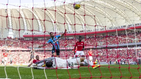 PORTO ALEGRE – RS – 03/07/2016 – BRASILEIRO A 2016, INTERNACIONAL X GREMIO – Douglas do Gremio disputa lance com jogadores do Inetrnacional durante partida pelo Campeonato Brasileiro A 2016 no Estadio Beira-Rio. Foto:Jeferson Guareze/AGIF