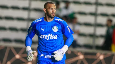 Weverton jogador do Juventude durante aquecimento antes da partida contra o Palmeiras no estadio Alfredo Jaconi pelo campeonato Brasileiro A 2024.