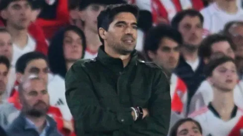 Abel Ferreira comanda o Palmeiras na beira do campo contra o River Plate. Foto: Marcelo Endelli/Getty Images