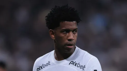 Campeão brasileiro pelo Corinthians, Gil anuncia aposentadoria do futebol