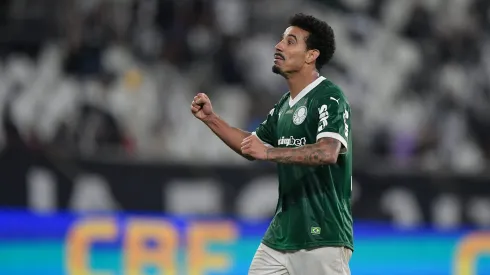 Lucas Evangelista jogador do Palmeiras durante partida contra o Botafogo no estadio Engenhao pelo campeonato Brasileiro A 2025. Foto: Thiago Ribeiro/AGIF