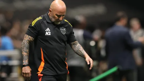 MG – BELO HORIZONTE – 14/09/2025 – BRASILEIRO A 2025, ATLETICO-MG X SANTOS – Jorge Sampaoli tecnico do Atletico-MG lamenta durante partida contra o Santos no estadio Arena MRV pelo campeonato Brasileiro A 2025. Foto: Gilson Lobo/AGIF