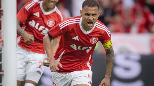 RS – PORTO ALEGRE – 21/09/2025 – BRASILEIRO A 2025, INTERNACIONAL X GREMIO – Alan Patrick jogador do Internacional comemora seu gol durante partida contra o Gremio no estadio Beira-Rio pelo campeonato Brasileiro A 2025. Foto: Maxi Franzoi/AGIF