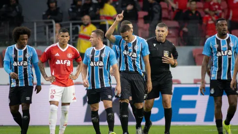 RS – PORTO ALEGRE – 21/09/2025 – BRASILEIRO A 2025, INTERNACIONAL X GREMIO – Carlos Vinicius jogador do Gremio comemora seu gol com jogadores do seu time durante partida contra o Internacional no estadio Beira-Rio pelo campeonato Brasileiro A 2025. Foto: Maxi Franzoi/AGIF