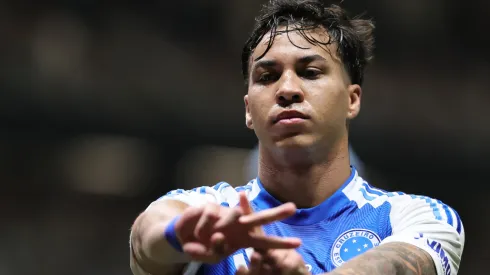 MG – BELO HORIZONTE – 27/08/2025 – COPA DO BRASIL 2025, ATLÉTICO-MG X CRUZEIRO – Kaio Jorge jogador do Cruzeiro comemora seu gol durante partida contra o Atlético-MG no estádio Arena MRV pelo campeonato Copa Do Brasil 2025. Foto: Gilson Lobo/AGIF