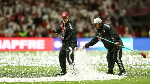 PORTO ALEGRE, BRAZIL – AUGUST 20: Staff members help clear the pitch before a Copa CONMEBOL Libertadores 2025 Round of 16 Second Leg match between Internacional and Flamengo at Beira-Rio Stadium on August 20, 2025 in Porto Alegre, Brazil. (Photo by Pedro H. Tesch/Getty Images)