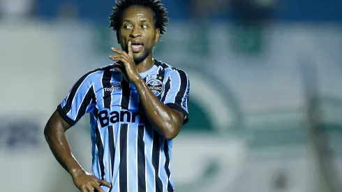 RETROSPECTIVA AGIF 2014 – ZE ROBERTA VITIMA DE GOLPE – GOIANIA – GO – 18/10/2014 – BRASILEIRO A 2014, GOIAS X GREMIO – Ze Roberto do Gremio durante partida contra o Goias no estadio Serra Dourada pelo Campeonato Brasileiro A 2014. Foto: Adalberto Marques/AGIF/Arquivo