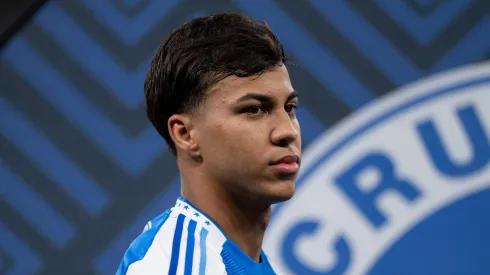 MG – BELO HORIZONTE – 21/09/2025 – BRASILEIRO A 2025, CRUZEIRO X BRAGANTINO – Kaio Jorge Jogador do Cruzeiro durante entrada em campo para partida contra o Bragantino no estadio Mineirao pelo campeonato Brasileiro A 2025. Foto: Alessandra Torres/AGIF