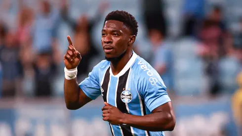 Amuzu recebeu críticas da torcida do Grêmio.