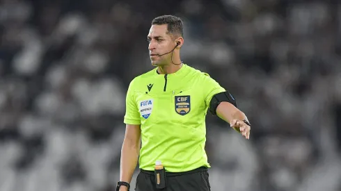 O arbitro Rodrigo Jose Pereira de Lima durante partida entre Botafogo e Vasco no estadio Engenhao pelo campeonato Copa Do Brasil 2025. Foto: Thiago Ribeiro/AGIF
