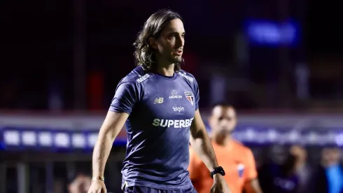 Luis Zubeldia tecnico do Sao Paulo durante partida contra o Talleres no estadio Morumbi pelo campeonato Copa Libertadores 2025. Foto: Marcello Zambrana/AGIF