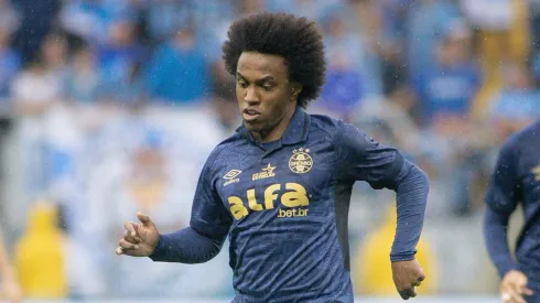 Willian sente dores no pé em Grêmio x Vitória e é substituído aos 20 do primeiro tempo