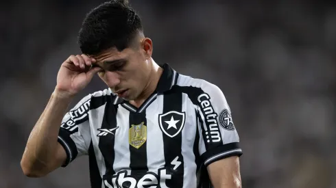 RJ – RIO DE JANEIRO – 20/09/2025 – BRASILEIRO A 2025, BOTAFOGO X ATLETICO-MG – Savarino jogador do Botafogo lamenta durante partida contra o Atletico-MG no estadio Engenhao pelo campeonato Brasileiro A 2025. Foto: Jorge Rodrigues/AGIF