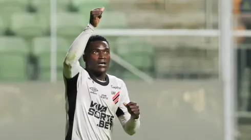 Viveros jogador do Athletico-PR comemora seu gol durante partida contra o America-MG no estadio Independencia pelo campeonato Brasileiro B 2025.