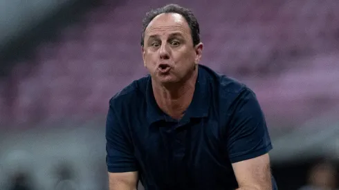 Rogério Ceni durante confronto contra o Retrô na Copa do Brasil de 2025.