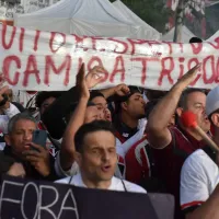Torcida organizada do São Paulo realiza protesto contra diretoria antes de jogo contra o Ceará