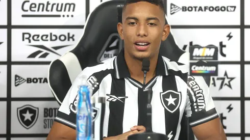 Foto: Vitor Silva/Botafogo – Jordan Barrera durante apresentação no Botafogo.