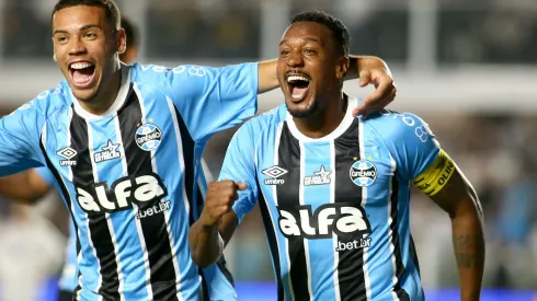 Edenílson comemorando gol pelo Grêmio diante do Santos. Foto: Mauricio De Souza/AGIF