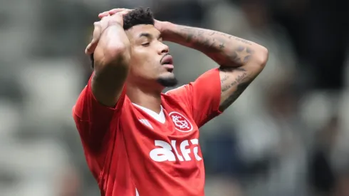 Juninho sofreu uma lesão no Internacional