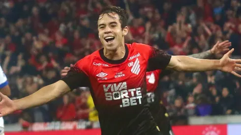 Dudu comemorando gol contra o Paysandu na Série B de 2025.