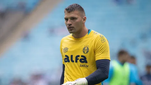 Gabriel Grando goleiro do Gremio durante partida contra o Vitoria no estadio Arena do Gremio pelo campeonato Brasileiro A 2025. Foto: Maxi Franzoi/AGIF