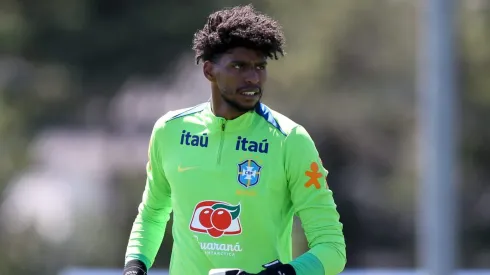 Hugo Souza durante treinamento da Seleção Brasileira.