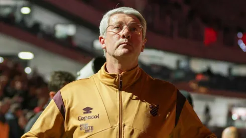 Odair Hellmann tecnico do Athletico-PR durante partida contra o Cuiaba no estadio Arena da Baixada pelo campeonato Brasileiro B 2025. Foto: Robson Mafra/AGIF