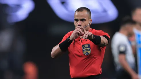 O árbitro Alex Gomes Stefano durante partida entre Corinthians e Grêmio no estádio Arena Corinthians pelo campeonato Brasileiro A 2024. Foto: Ettore Chiereguini/AGIF