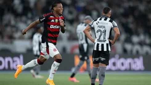 RJ – RIO DE JANEIRO – 15/10/2025 – BRASILEIRO A 2025, BOTAFOGO X FLAMENGO – Plata jogador do Flamengo comemora seu gol durante partida contra o Botafogo no estadio Engenhao pelo campeonato Brasileiro A 2025. Foto: Jorge Rodrigues/AGIF