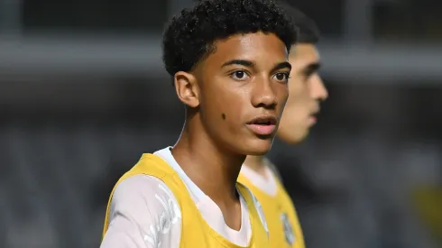 SP – SANTOS – 01/10/2025 – BRASILEIRO A 2025, SANTOS X GREMIO – Robinho Jr. jogador do Santos durante aquecimento antes da partida contra o Gremio no estadio Vila Belmiro pelo campeonato Brasileiro A 2025. Foto: Jota Erre/AGIF