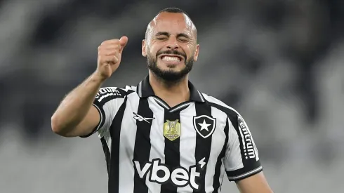 Arthur Cabral durante confronto contra o Bahia no Brasileirão 2025.