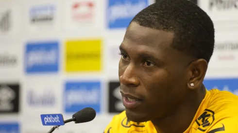 Bryan Angulo em coletiva pelo Santos. Foto: Fernanda Luz/AGIF